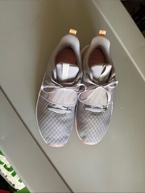 Nike Women's Renew In-Season TR 9 Light Gray Sneakers with Peach 8 like new